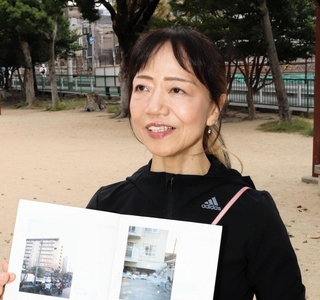 震災時を振り返る長谷川利恵子さん。日記には当時の写真を張っている＝神戸市東灘区