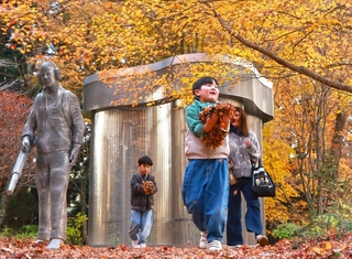 現代アートのそばで、落ち葉を集めて遊ぶ子どもたち＝２４日午後、神戸市灘区六甲山町（撮影・鈴木雅之）