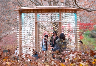 開催中の神戸六甲ミーツ・アートの作品を楽しむ子どもたち＝２４日午後、神戸市灘区六甲山町、六甲高山植物園（撮影・鈴木雅之）