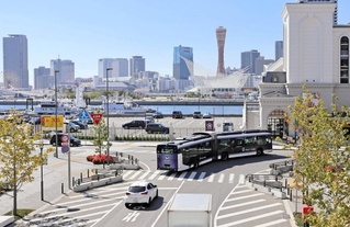 神戸の都心部南の臨海部を走り、エリアの回遊性向上を図る連節バス「ポートループ」＝神戸市中央区新港町