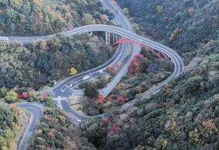 六甲有料道路の周辺。道路が劣化するメカニズム解明を目指す＝神戸市、２０２１年１１月（神戸市道路公社提供）