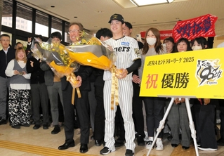 兵庫県職員らから祝福の花束を受け取った中野拓夢選手と粟井一夫球団社長＝２５日午前、神戸市中央区