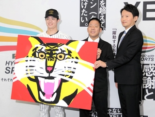 記念品のアクリル画を持ち記念撮影する（左から）中野拓夢選手、杉山統基さん、斎藤元彦知事＝２５日午前、兵庫県庁