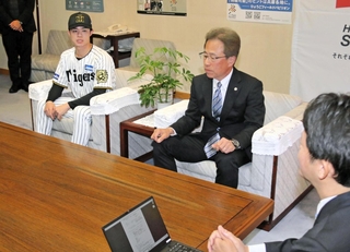 斎藤元彦知事に来季の抱負などを語る（左から）中野拓夢選手と粟井一夫球団社長＝25日午前、兵庫県庁