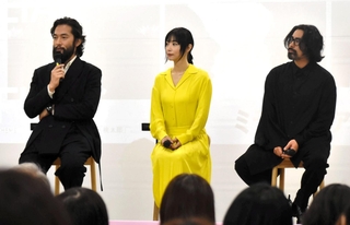 地域で映画製作をする意義などを語る（左から）阿部進之介さんとＭＥＧＵＭＩさん、山田孝之さん＝岡山市内