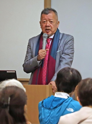 絵画に込められた意味などについて講演する宮下規久朗教授＝神戸市東灘区向洋町中２、神戸ファッション美術館