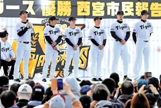 集まったファンを前にリーグ優勝を報告する阪神タイガースの藤川球児監督（左）や選手ら＝２５日午後、西宮市甲子園九番町、ららぽーと甲子園（撮影・小林良多）