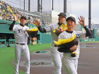 優勝報告会で市民に手を振る（右から）近本光司選手、佐藤輝明選手、才木浩人選手＝尼崎市杭瀬南新町３