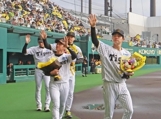 優勝報告会で市民に手を振る中野拓夢選手ら＝尼崎市杭瀬南新町３