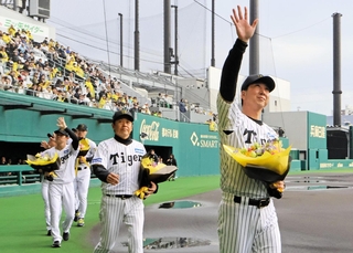 優勝報告会で市民に手を振る藤川球児監督（右）ら＝尼崎市杭瀬南新町３