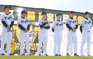 集まったファンを前にリーグ優勝を報告する阪神タイガースの中野拓夢選手（右から４人目）ら＝２５日午後、西宮市甲子園九番町、ららぽーと甲子園（撮影・小林良多）