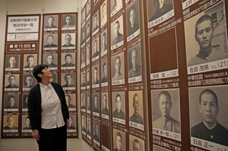 初公開された戦没学生の顔写真。一人一人の表情が迫ってくる＝神戸大学百年記念館