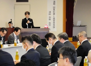 兵庫県被害者支援連絡協議会の代表者会議で、県の取り組みを聞く出席者＝神戸市内