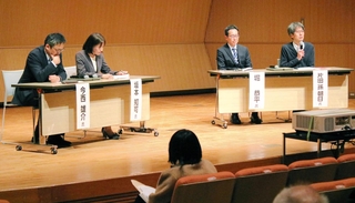 過労死防止やワークライフバランスの推進について意見が交わされたシンポジウム＝神戸市中央区東川崎町１、市産業振興センター