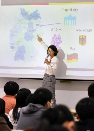 独日の深い絆について語るザクシンガードイツ総領事＝神戸市東灘区岡本８、甲南大学岡本キャンパス