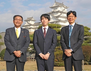 姫路城を訪れた藤井聡太竜王（中央）。右は谷川浩司１７世名人、左は姫路市の清元秀泰市長＝２７日午後、姫路市本町（撮影・辰巳直之）