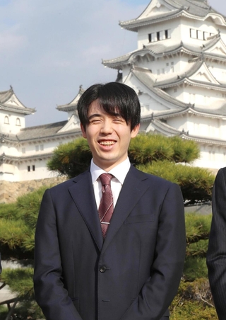 国宝姫路城を訪れた藤井聡太竜王＝２７日午後、姫路市本町（撮影・辰巳直之）