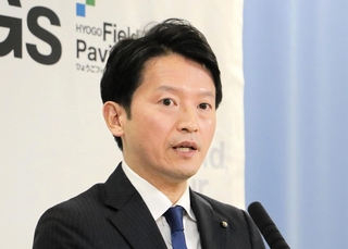 定例会見で質問に答える兵庫県の斎藤元彦知事＝２８日午前、県庁