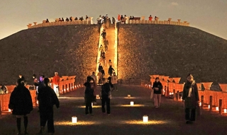 キャンドルでライトアップされた五色塚古墳＝２７日夕、神戸市垂水区五色山４