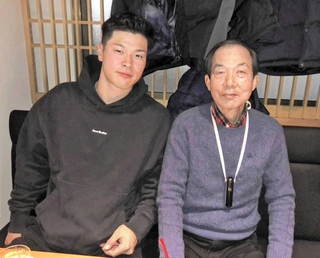 プロ１年目を終えたオフに再会した佐藤輝明選手（左）と馬場弘行さん＝２０２１年１２月（馬場さん提供）