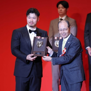 王貞治氏（右）からベストナインの楯を受け取る阪神・佐藤輝明内野手＝東京・グランドプリンスホテル新高輪（撮影・西岡正）