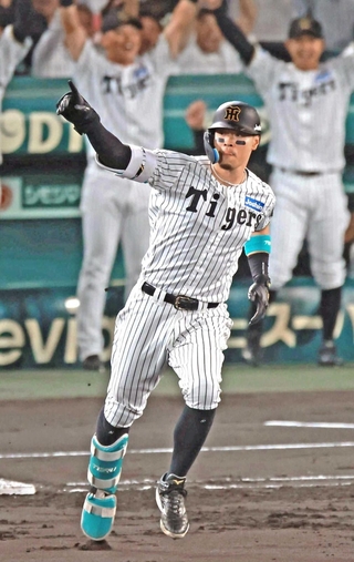 猛虎ファン待望の和製大砲として充実のシーズンを送った佐藤輝明内野手＝西宮市の甲子園球場