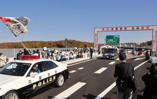 走り初めをする関係車両＝３０日午前、小野市池尻町