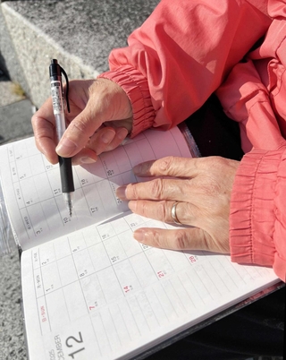 うつ病性仮性認知症と診断された女性。予定などを忘れないよう、いつもスケジュール帳を持ち歩く＝神戸市内