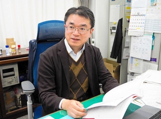 「家族の異変に気付いたらメモを取っておいて」と話す山本泰司教授＝神戸市灘区六甲台町、神戸大学保健管理センター