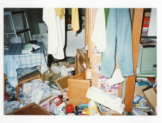 当時の記者の自宅。リビングは食器や皿などが散乱した＝１９９５年１月、神戸市垂水区