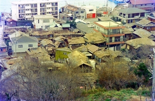 自宅近くの富島地区。崩れた家があちこちにあった＝１９９５年１月、旧北淡町富島（淡路市富島）
