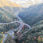 六甲有料道路の新六甲大橋（中央）。周辺には滑りにくい舗装が施されており、劣化メカニズム解明を目指す（神戸市道路公社提供）