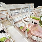 立体的に見えるようにした兵庫県立西宮甲山高校の校舎。正面玄関や右奥には教室もある（提供）