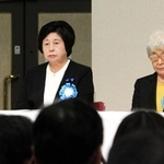 拉致解決を求める国民大集会に、家族会として初めて参加した北谷昌子さん（左端）＝東京都千代田区