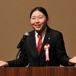 身ぶりを交えて熱弁を振るう高校生＝明石市中崎１