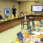 大阪・関西万博での兵庫県の取り組みを検証する企画委員会で、冒頭にあいさつする斎藤元彦知事（右）＝県庁