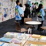 会場内には兵庫県の魅力をアピールする資料が置かれた＝東京・有楽町