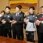 手話で「デフリンピック」を意味するサインをつくる選手と斎藤元彦知事（右から４人目）ら＝兵庫県庁