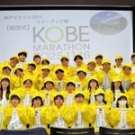 神戸マラソンのマナーアップ隊に任命された葺合高校陸上競技部の生徒たち＝中央区野崎通１、葺合高校