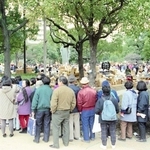阪神・淡路大震災発生後の東遊園地は救援物資の集配拠点となった＝１９９５年２月６日、神戸市中央区（市提供、画像の一部を加工しています）