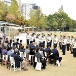 東遊園地の開設１５０年の節目を祝う記念セレモニー。市消防音楽隊によるコンサートもあった＝５日午前、神戸市中央区