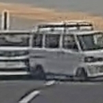 加古川・多重事故の直前、播州大橋の上で前方の車に衝突する乗用車（左）＝４日午後４時半ごろ、ドライブレコーダーの映像から