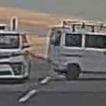 衝突された車は横に飛ばされ、乗用車（左）は直進していく＝４日午後４時半ごろ、ドライブレコーダーの映像から