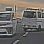 乗用車（左）はスピードを保ったまま進んでいった＝４日午後４時半ごろ、ドライブレコーダーの映像から