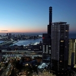 夜明けの神戸に、灯籠を並べて能登半島地震の被災者に寄り添う「１９９５　ともに　１・１７」の文字が浮かんだ＝２０２４年１月１７日、神戸市中央区加納町６、東遊園地