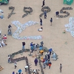 ボランティアらの手で片付けられる竹灯籠と紙灯籠＝２０２４年１月１８日、神戸市中央区加納町６、東遊園地