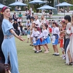 ウクライナから神戸市内に避難した女性（手前左）の指導の下、民族舞踊を踊る人たち＝２０２４年９月２９日、神戸市中央区加納町６、東遊園地