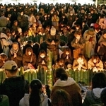 犠牲者を悼み、午後５時４６分に黙祷する人たち＝２０２５年１月１７日、神戸市中央区加納町６、東遊園地