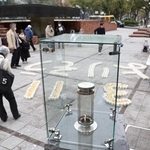 「１．１７希望の灯り」（手前）から、ろうそくで形取られた「３・１１　よりそう」に分灯された＝２０２５年３月１１日、神戸市中央区加納町６