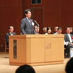 壇上であいさつする斎藤元彦知事＝淡路市志筑新島